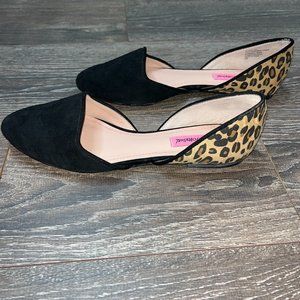 Betsey Johnson Cocoh Black and Leopard Print Flat Womens 9.5